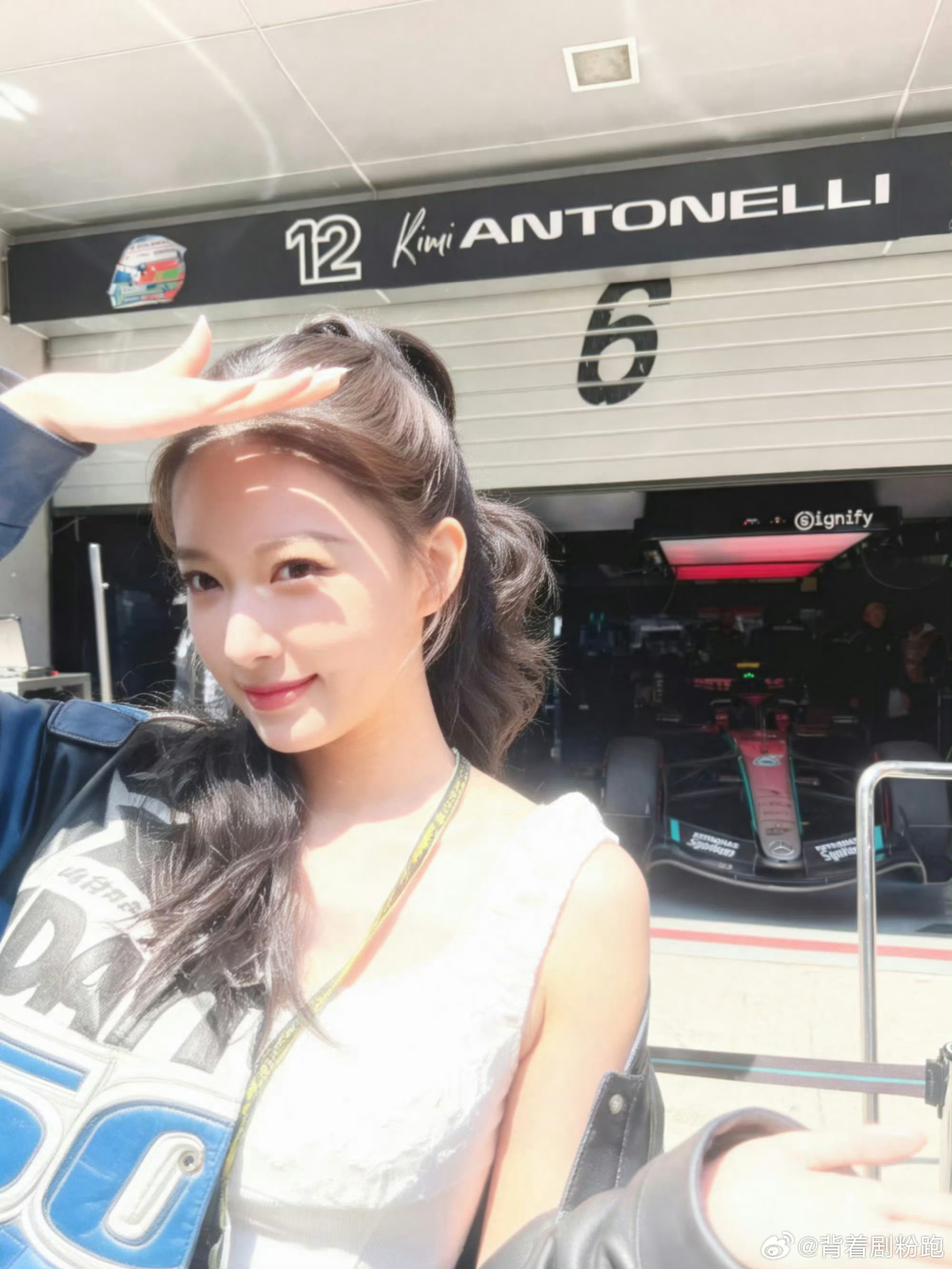 关晓彤、程潇亮相F1中国大奖赛，两个人的造型都好美～关晓彤一眼看过去满屏都是腿，