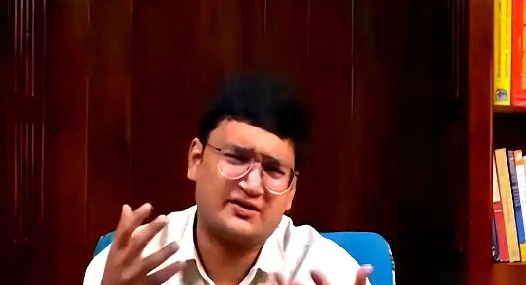 地铁口，一个老师傅举着手机，怎么也对不准那个码。
后面排队的小年轻，一句话没说，