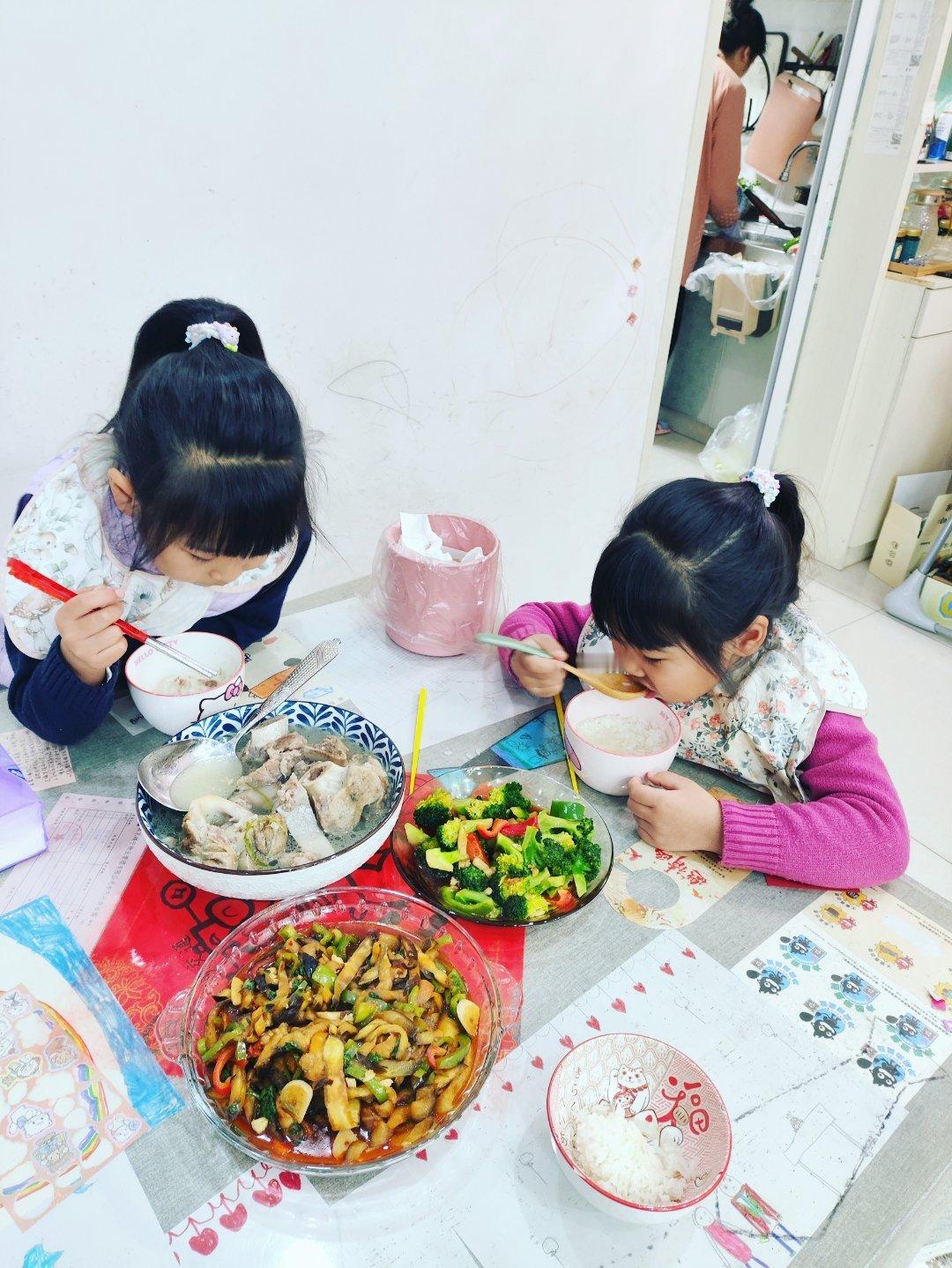 多年后孩子们会想起，会建立这样的场景，家的场景，做饭忙碌的妈妈，下班回家的爸爸，