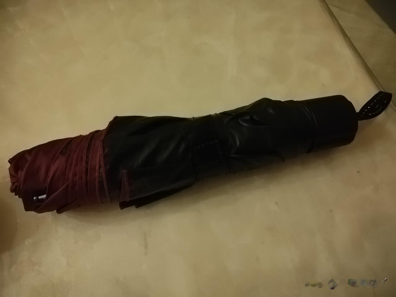 昨天有人借我雨伞。
今天雨伞还回来了。
我一看，雨伞收的板板正正（如下图）。
不