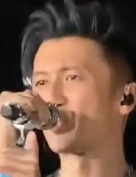 《未竟的执念，未凉的暖意》

这几句诗像一汪深潭，藏着未曾宣之于口的执拗与温柔。