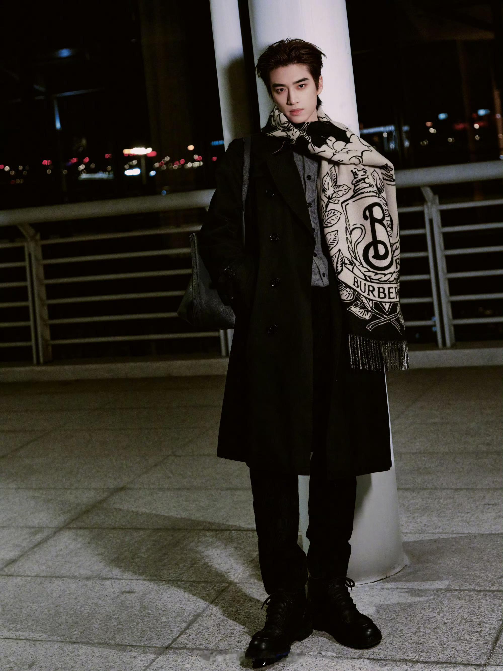 张康乐｜Burberry官博更新出发大片，身穿Burberry黑色大衣，正式开启