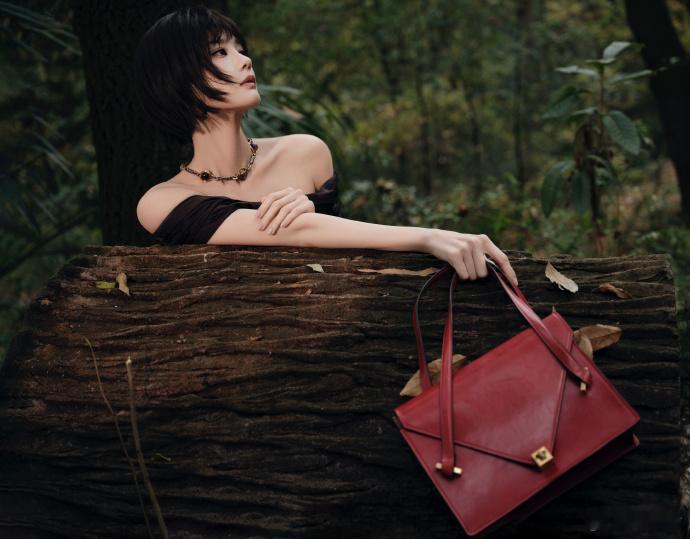 李一桐一字肩超短发 啊啊啊李一桐这个新造型美成啥了！一字肩＋超短发，每次出现都给