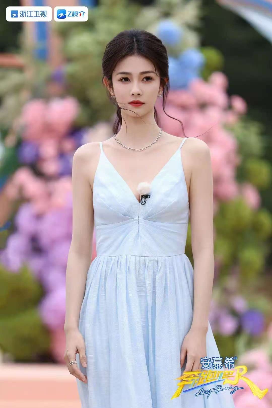 白鹿把范丞丞PD名牌挡住了 确实是真的没想到会看到白鹿猝不及防挡范丞丞名牌，搞怪