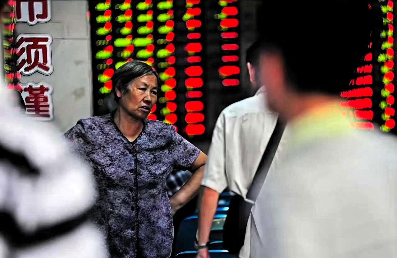 男子炒股亏了30万，妻子骂了他三天，他一气之下搬去公司宿舍住了半年，妻子没找他，