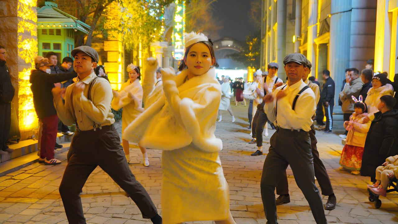 寒冬中的台儿庄，青砖黛瓦间漫着历史余韵，断壁残垣犹记当年大战烽烟。夜幕低垂，摇橹