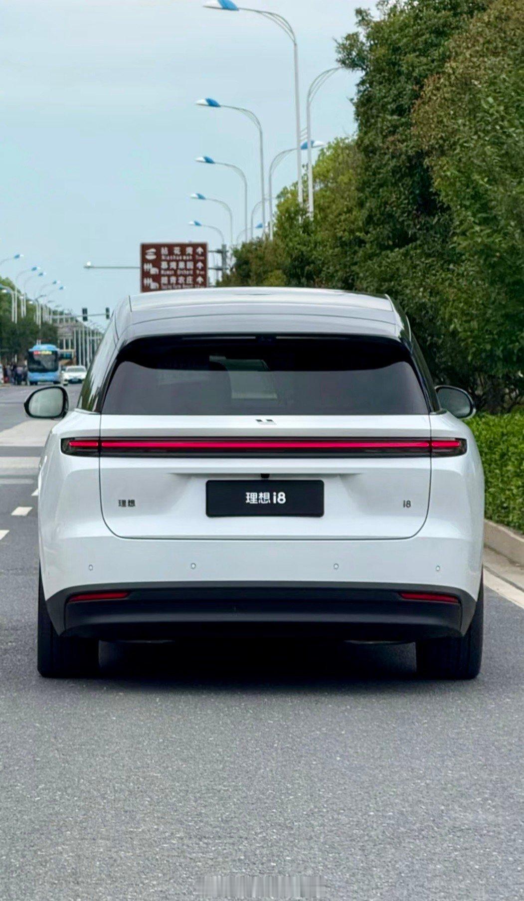 理想i8 昨天开始正式预热之后，有一个群体这两天极度扭曲！ ​​​