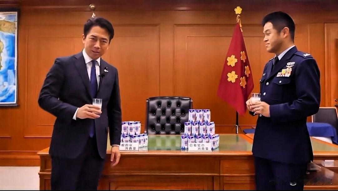 日本防卫大臣小泉进次郎帮农林水产大臣为铃木宪和推销牛奶，“一般人的牛奶消费量，据