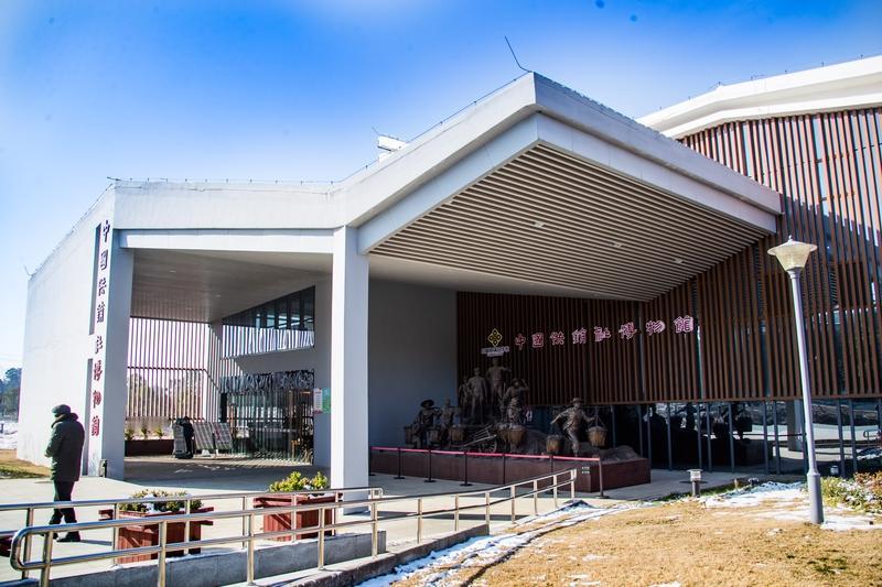 《我们的田野》歌曲诞生于新中国建设初期，以少年儿童的视角描绘祖国山河。它不仅被编