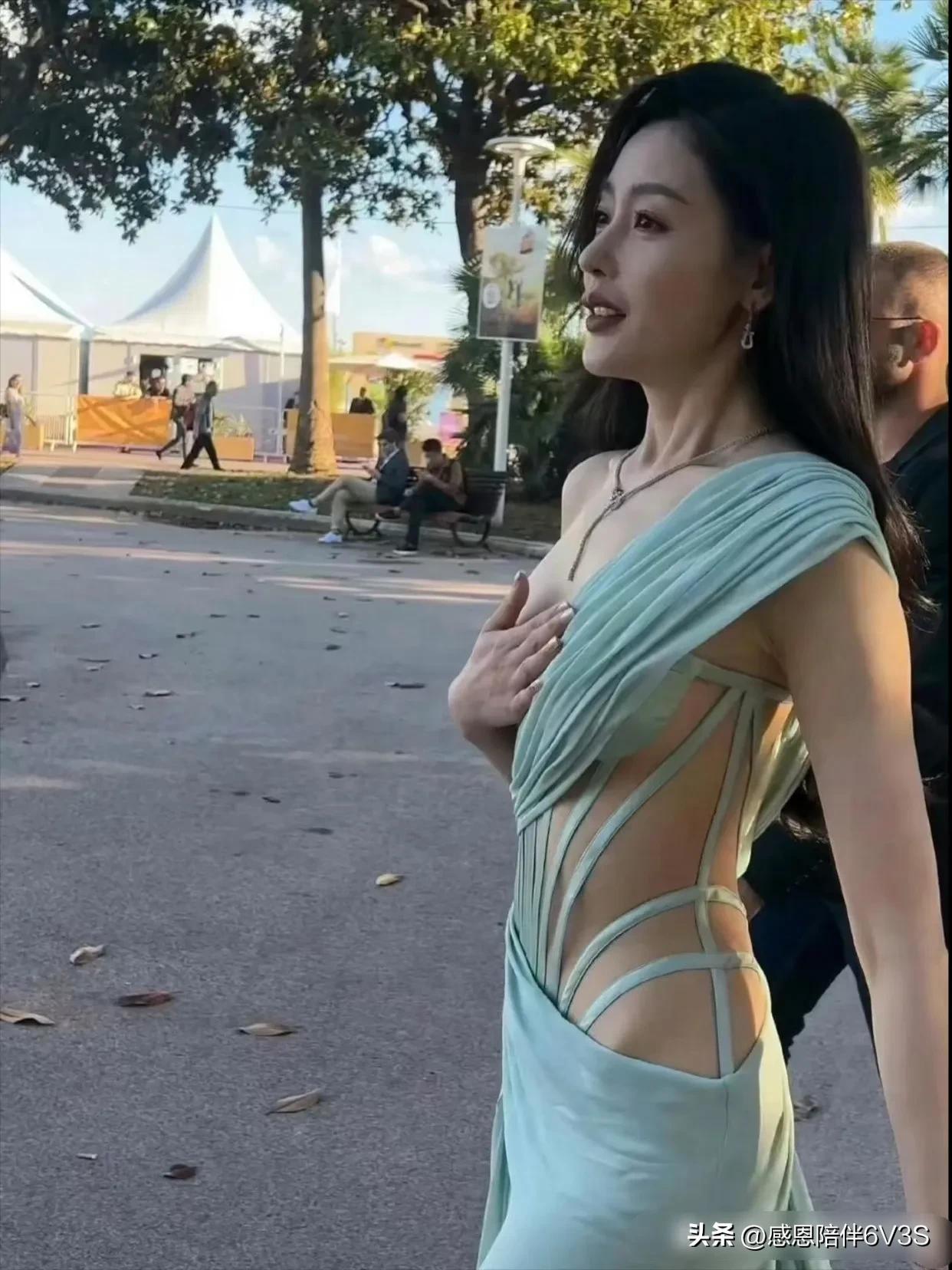 哎呀，你穿成这样还捂得严严实实的，干嘛不穿得正经点呢？这样家人亲戚看到也会觉得尴