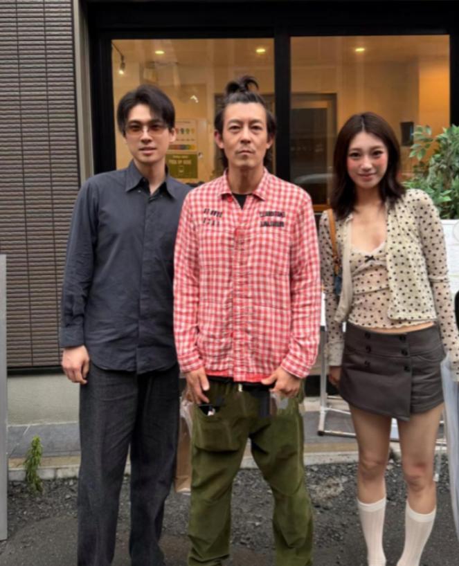 东京街头偶遇陈冠希，扎朝天辫瘦到脱相，褪去偶像光环活成普通带娃大叔！
 
202