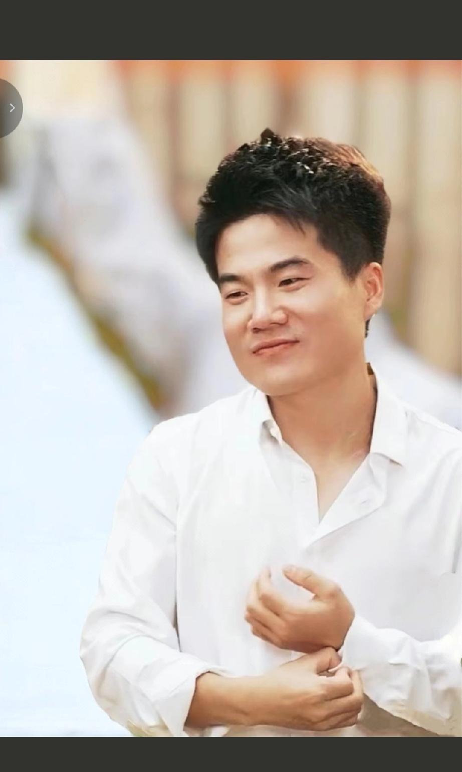 初四凌晨就狰狞着脸要咬彪哥，这吃相你看了都恶心。
他发布的视频里表情扭曲，儿臣告