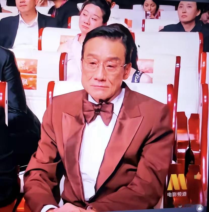 难怪梁家辉心情会这么沉重，
不查不知道，一查就懂了！
68岁的他出演过160多部
