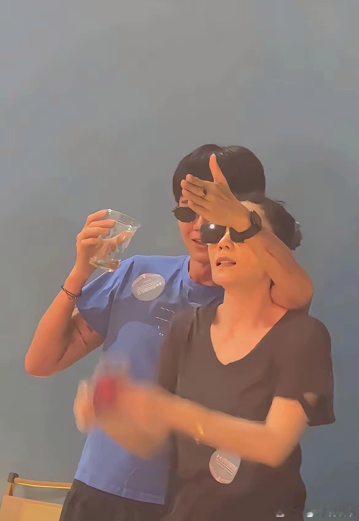 王菲的男闺蜜和她这么亲密，谢霆锋不会吃醋吗？大庭广众之下，Ryan刻意肢体接触王