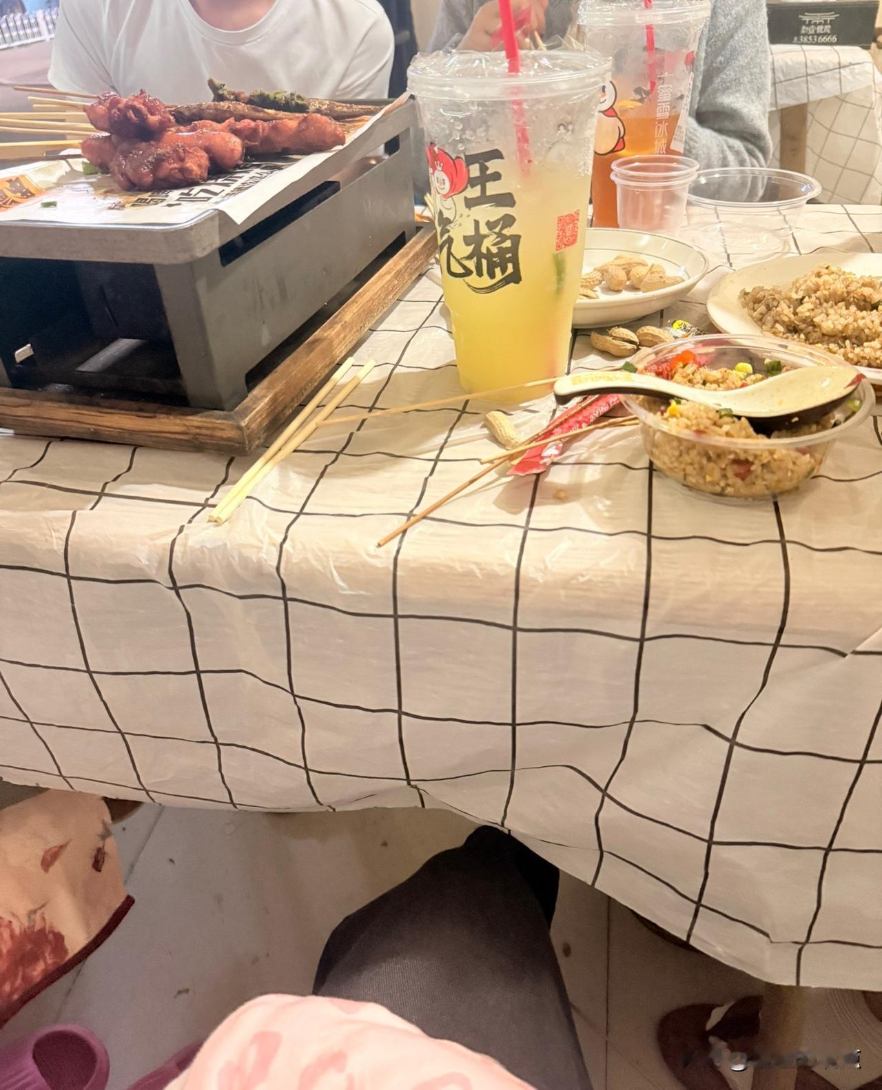 谁懂啊！和朋友吃烧烤的快乐真的无可替代🍢

没有什么烦恼，是一顿热乎的烧烤解决