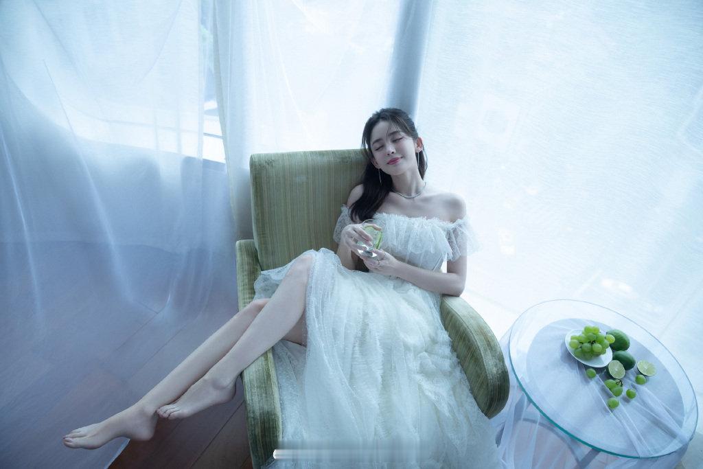 古力娜扎温柔婚纱照神秘又美丽 