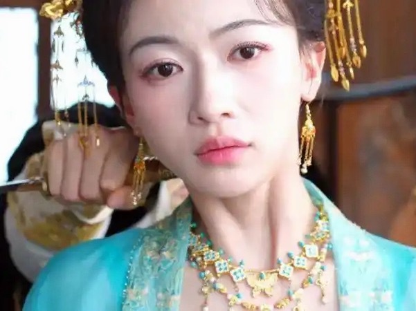 “事业型大女主”的赛道，还是让36岁的吴谨言闯进来了 