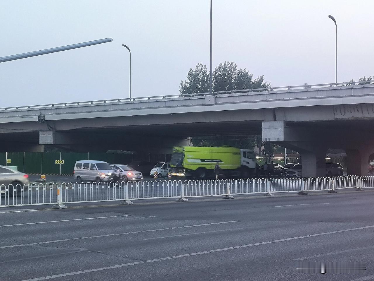 坐标保定
实拍傍晚的东二环快速路桥下东风路口