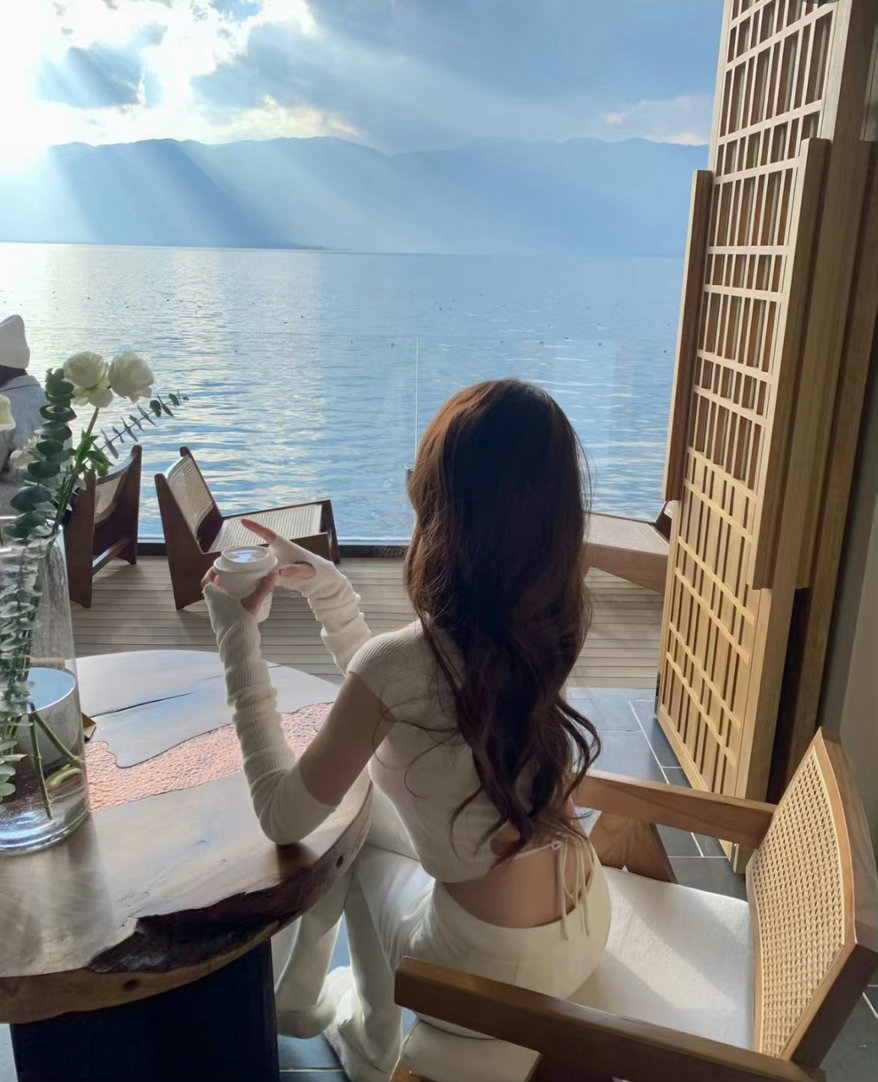 “长大后，这个社会教会了我，没心没肺，没感觉，不痒不疼，不在乎。        