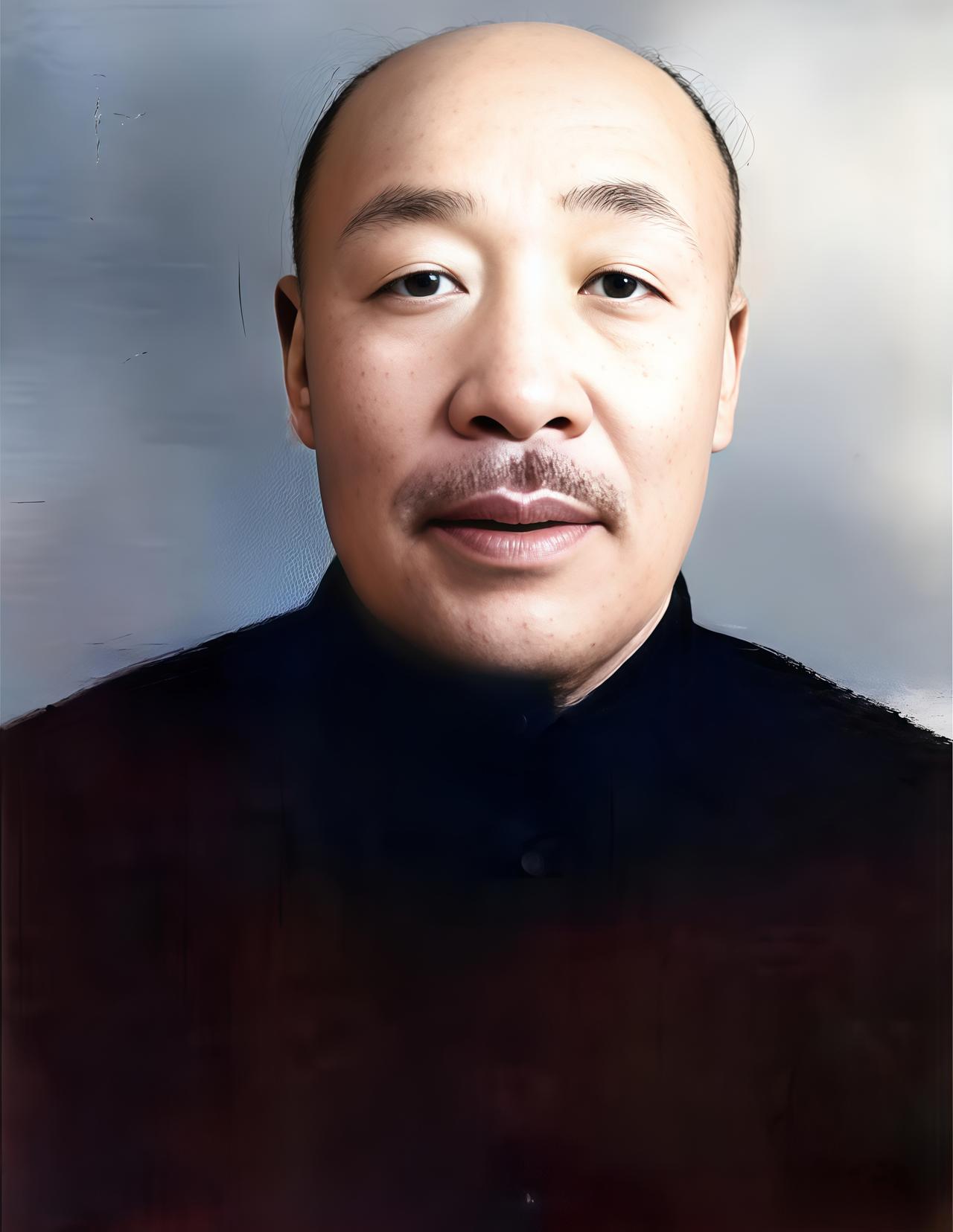 这位双目炯炯有神、一脸福相的老人正是北方太极第一人，号称铁臂苍猿的李玉琳。如今他
