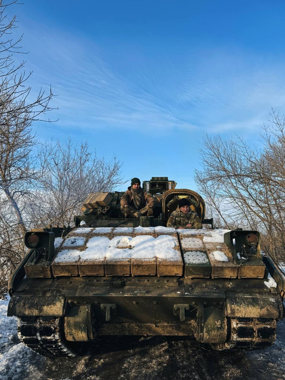 逢敌必亮剑，小蚁雄兵干翻大象，这沃土是勇士的故乡！在小镇Avdiivka北郊，打