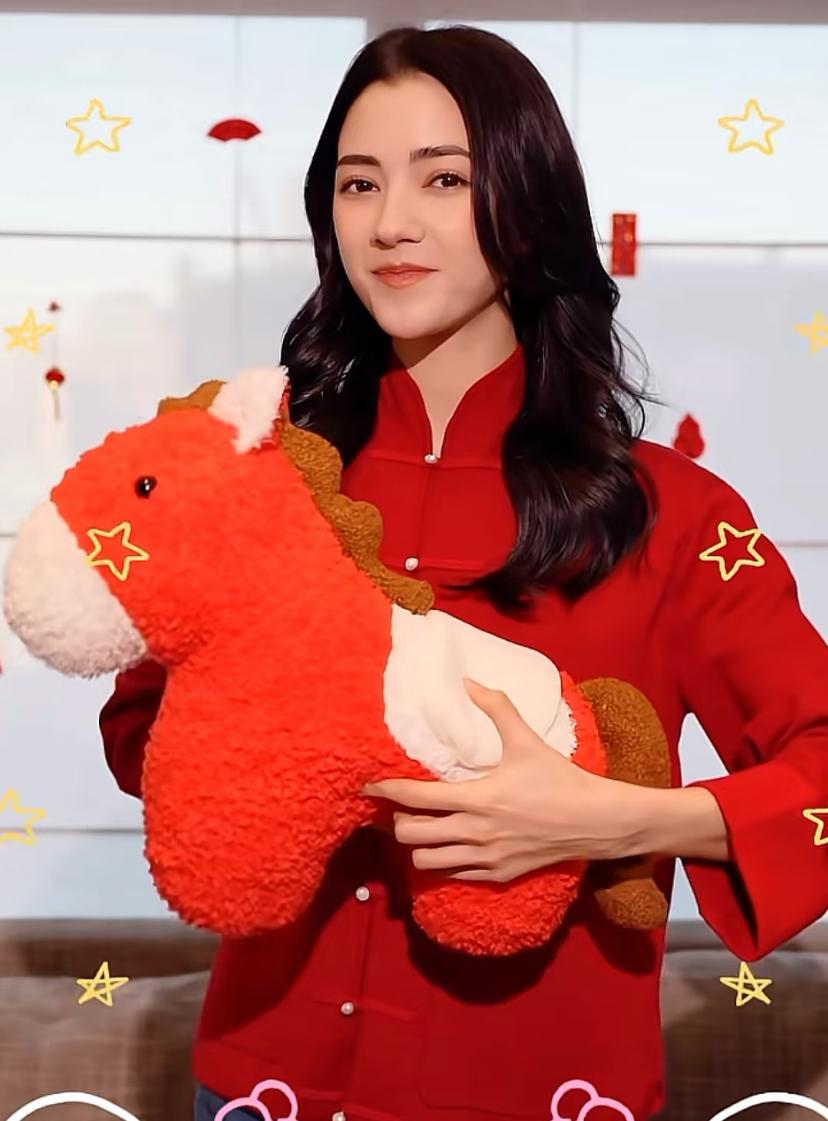 你们说，娜然该不会真的要嫁入豪门了吧
前段时间她被拍到去参加霍弟弟的婚礼
最近又