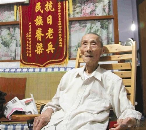 1942年，川军工兵营长黄士伟正在路上埋设地雷以阻滞日军，他一边埋一边想，“要不
