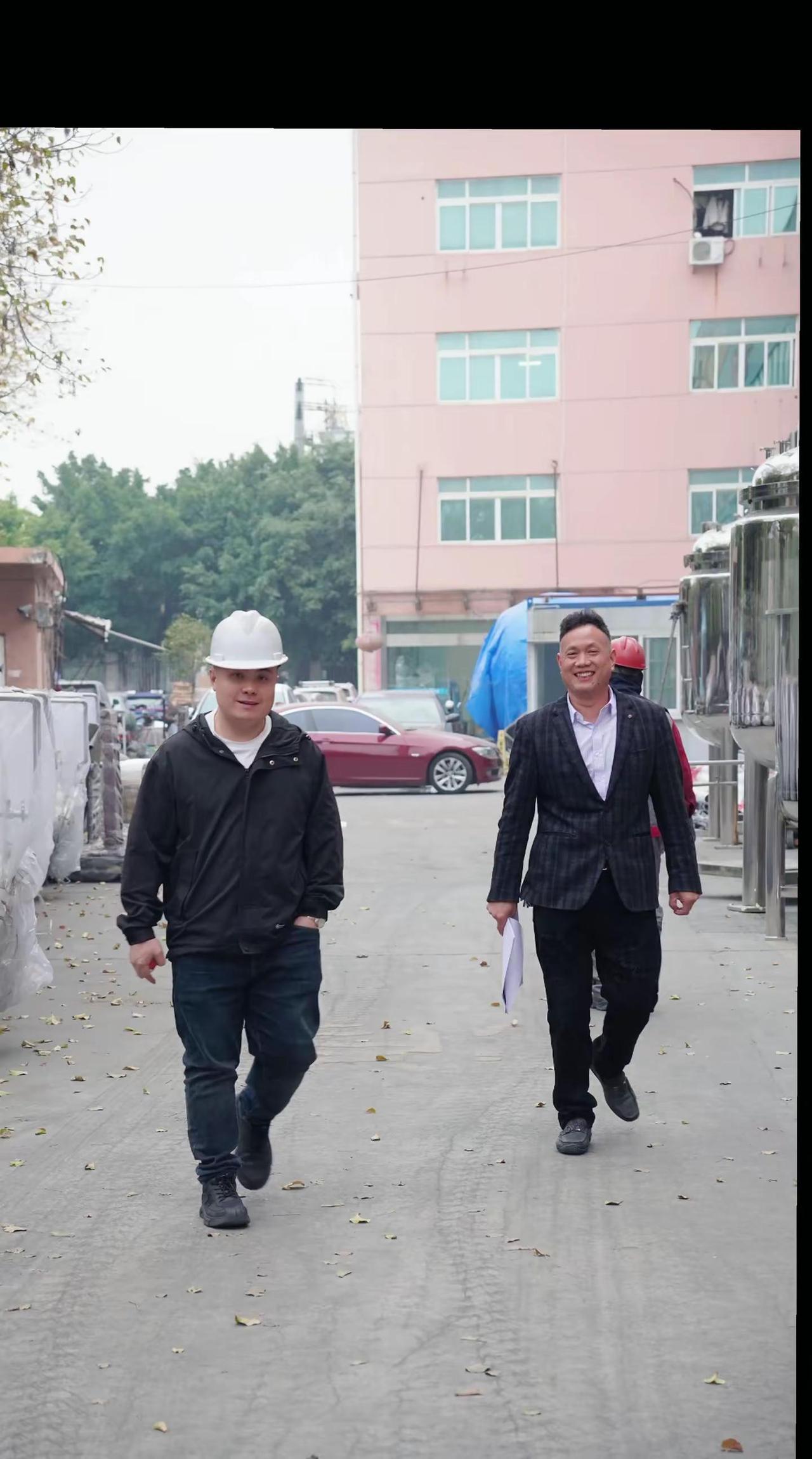 工作时间摄影师偷拍！不拍设备专拍老头。