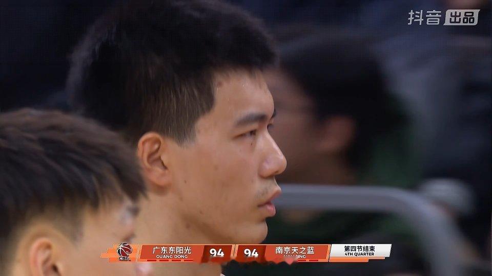 广东男篮vs同曦男篮刺激！第一轮就打上了加时。最后还有让胡明轩来发球？我有点不理