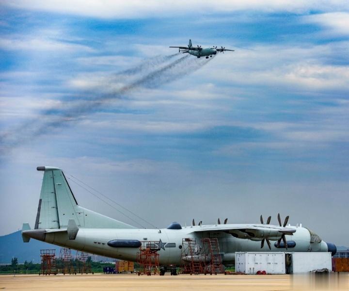 东部海军航空兵某部新列装的高新八，这样三个舰队都有了 ​​​