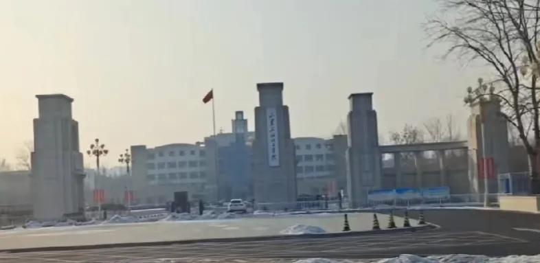 从东营搬走的石油大学又重返东营了？


一直纳闷，万达对着的石油大学南门前的牌子