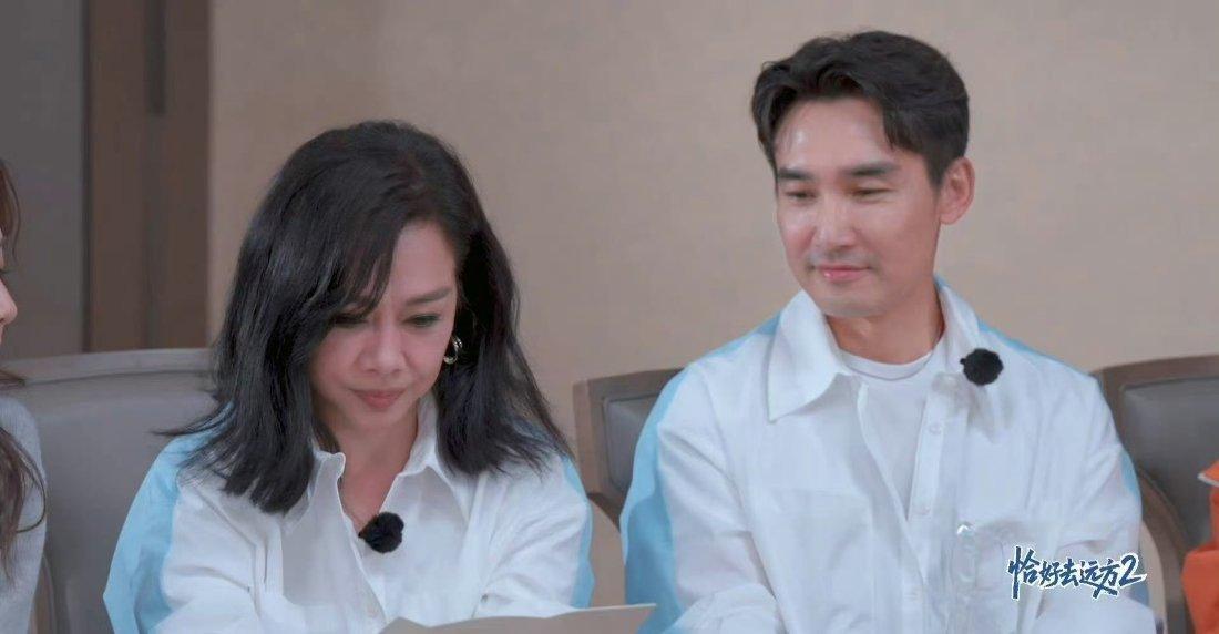 陈松伶张铎一个老花一个近视 陈松伶拿远，张铎拿近，你们俩是在玩视力版传球吗[笑c