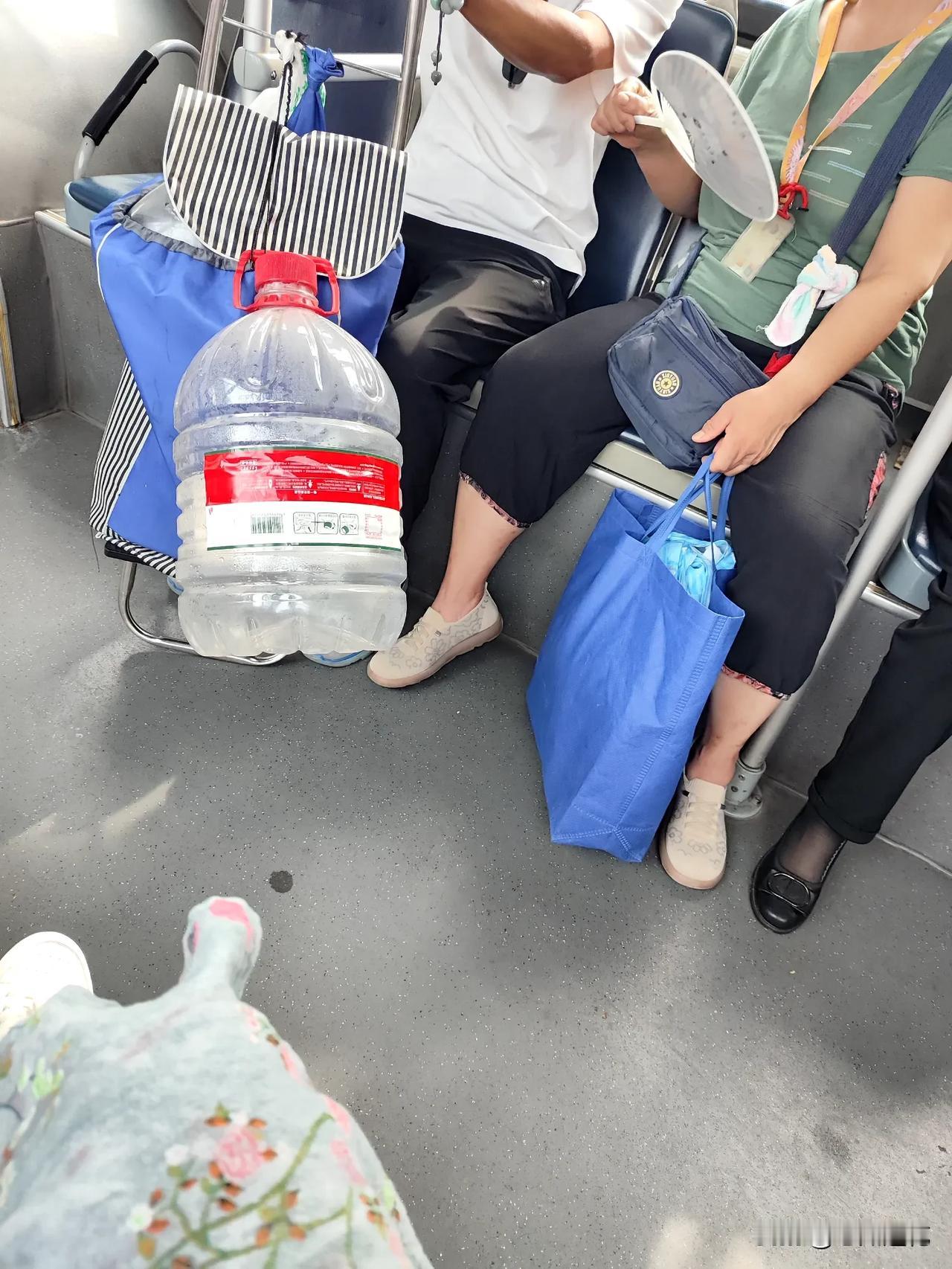 北京的普通人也很节俭，这位大哥估计有七十多岁了，还拉个水桶坐三四十分钟的公交车去