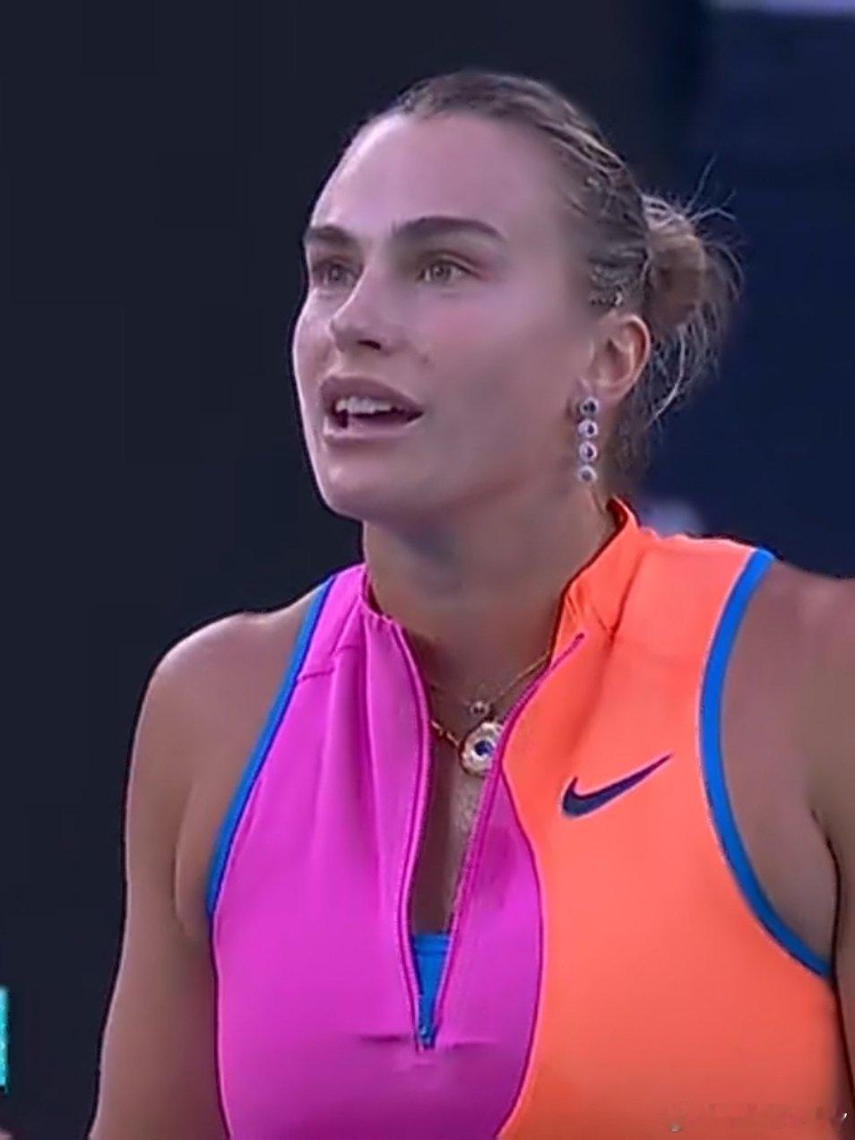 萨巴伦卡第二盘0-2落后，瞬间扳平并3-2完成反超。最好笑的是第一盘被判干扰，好