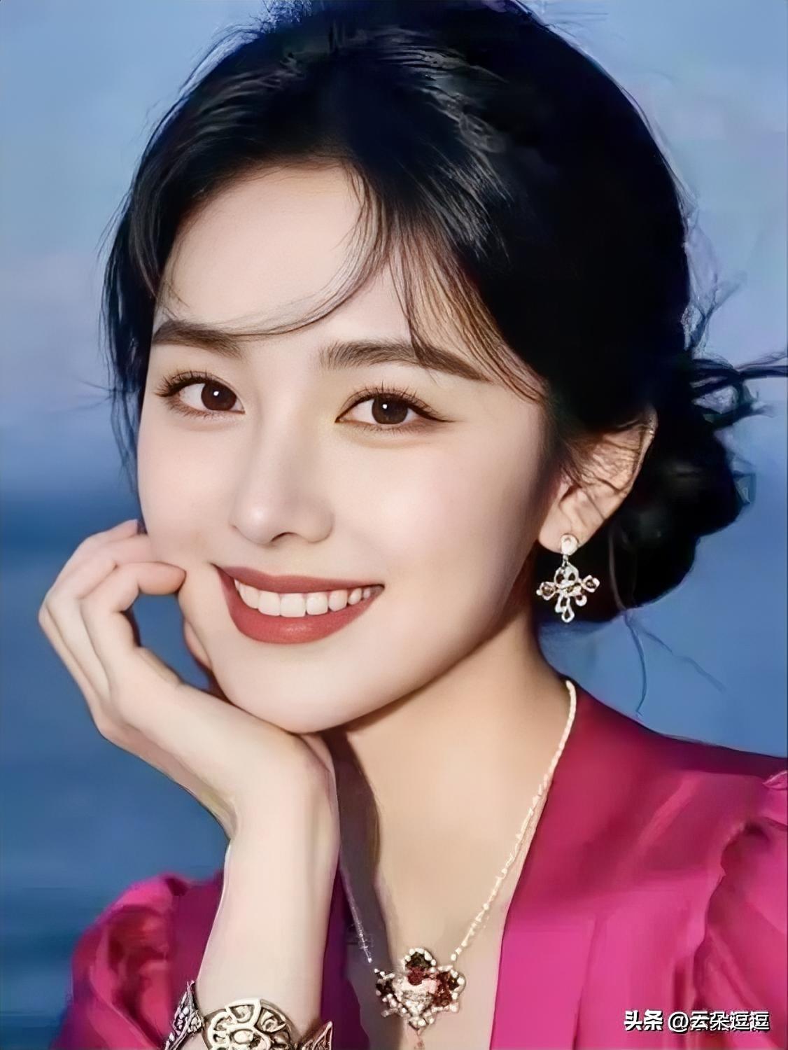 甜美笑容，粉色礼服，闪耀耳环，优雅气质