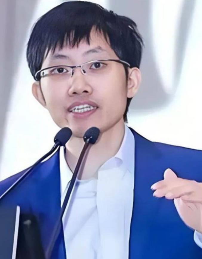 中美差距到底有多大？
梁文锋毫不避讳、一针见血地回答：“表面上中国AI与美国可能