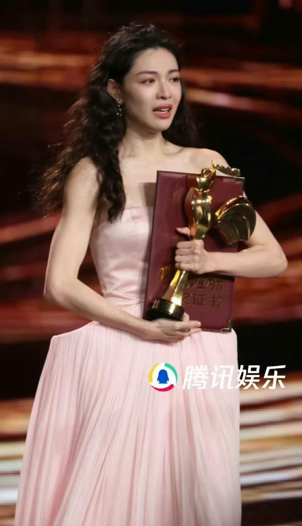 钟楚曦 我现在就是昂首挺胸的，想到之前因为一个站位而被骂上sr，现在也算扬眉吐气