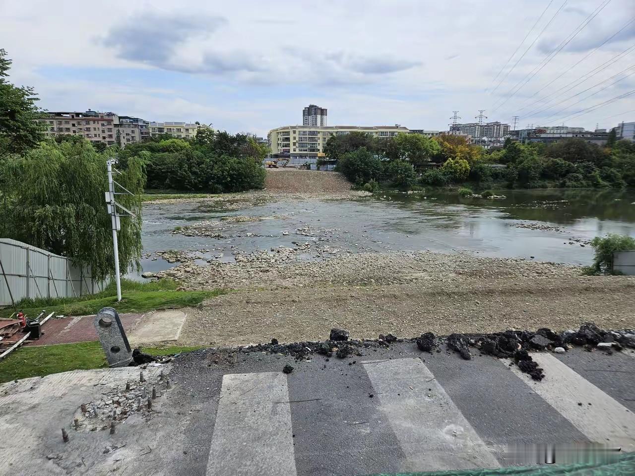 桥并不是越多越好，从桃园路到御营坝的钢结构便桥本来挺方便两地人们来往交流的，但还