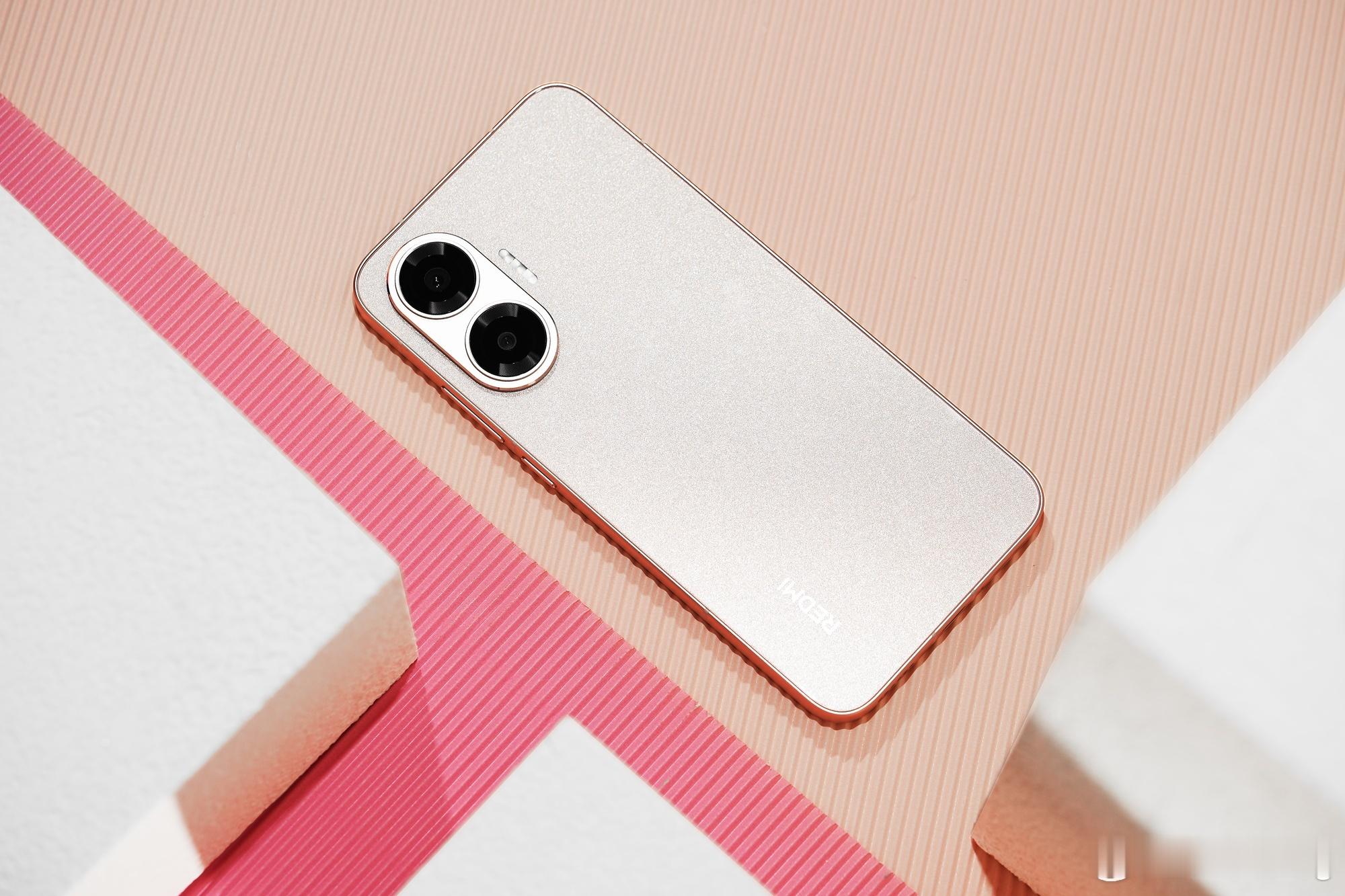 分享几张REDMI Turbo 4 Pro 「粉金色」的图赏！金属光雾交织，少女