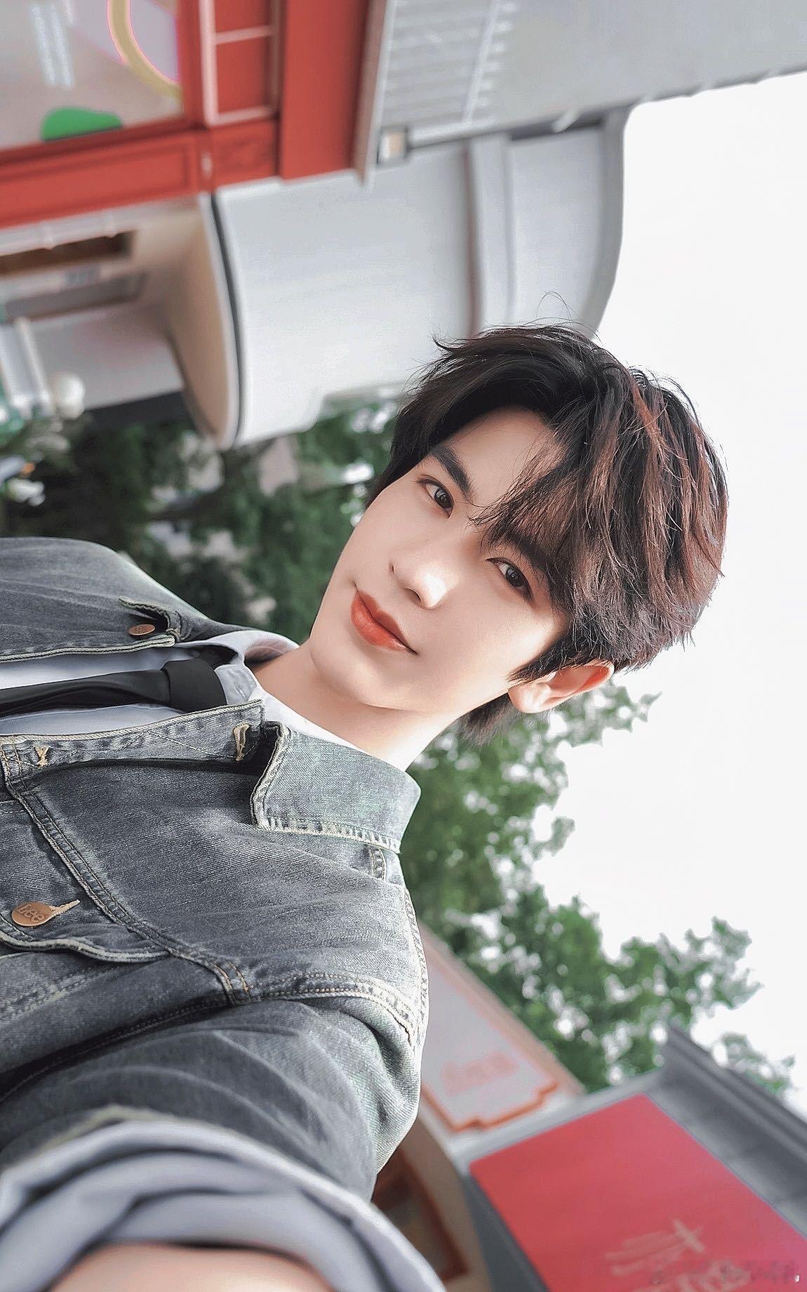 张凌赫尖叫之夜采访张凌赫尖叫之夜魅力爆棚！红毯害羞反应超可爱，领奖比心有默契，后