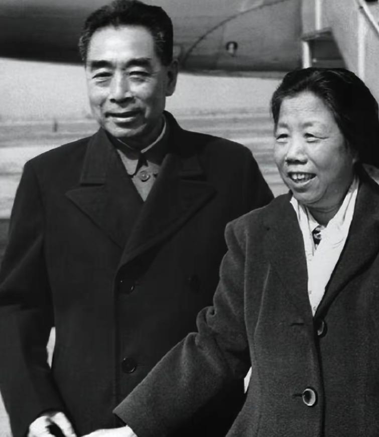 1992年7月18日中午12时15分，天津海河两岸的船只齐声拉响汽笛，送别一位伟