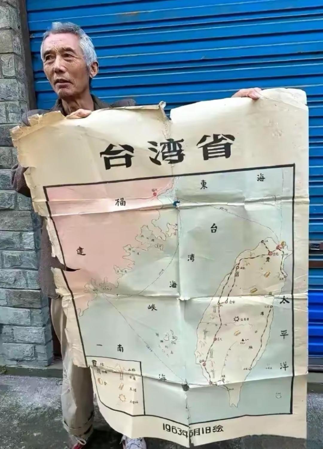 民心所向，众望所归。一位中国台湾省老人，眼神中充满殷殷期盼。

双手持图，无声的