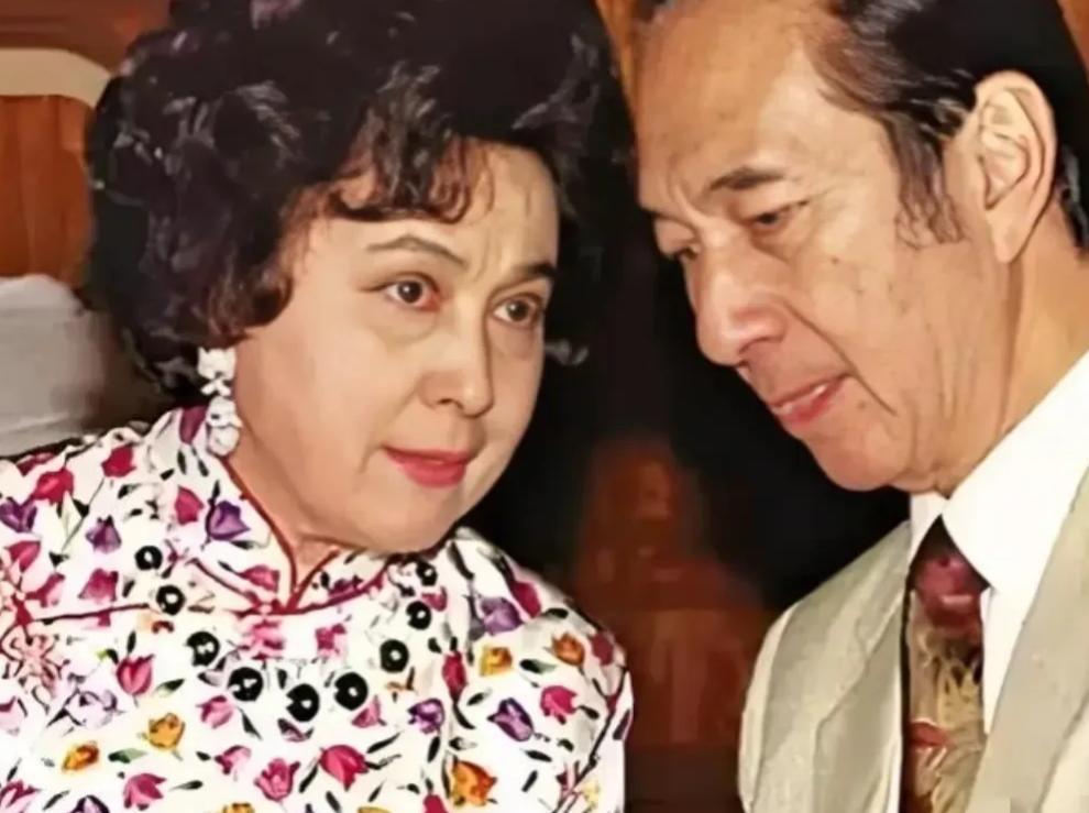 2001年，何鸿燊威胁妹妹何婉琪，让其交出股份，不然就曝光她的丑闻，没想到，何婉