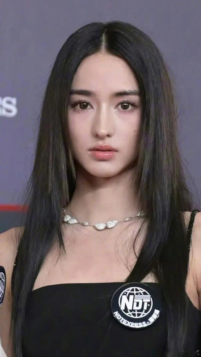 昨天惊艳内娱的李宛妲，颜值怎么样？[思考] ​​​
