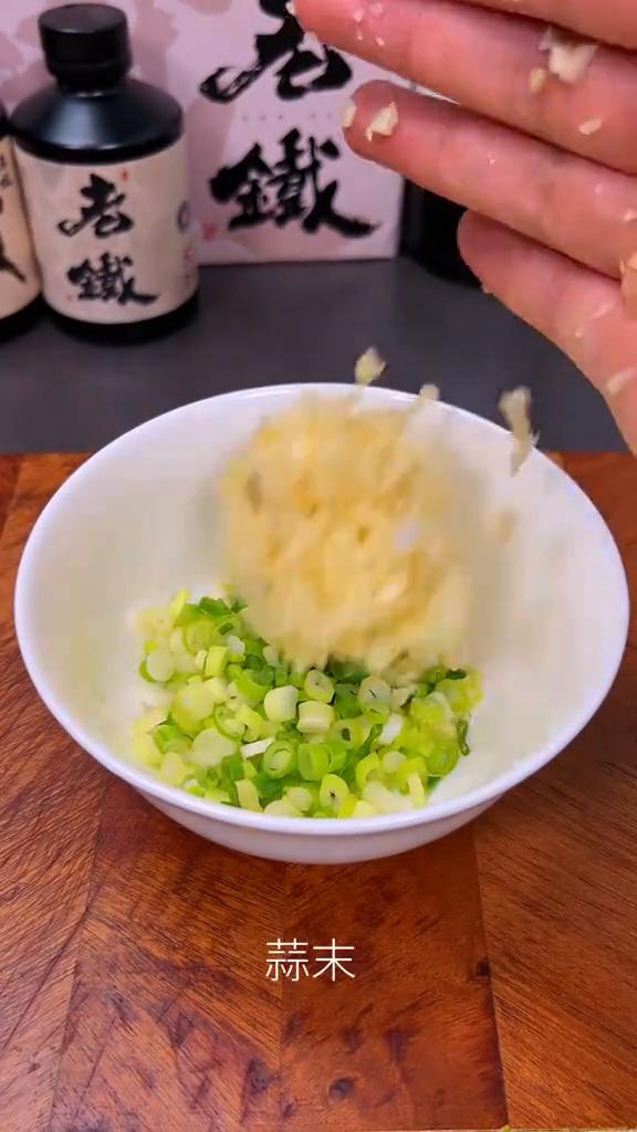 凉拌茄子。
·这种小长茄子收拾干净了，整个上锅蒸。
·提前预备那么个小碗，碗里头