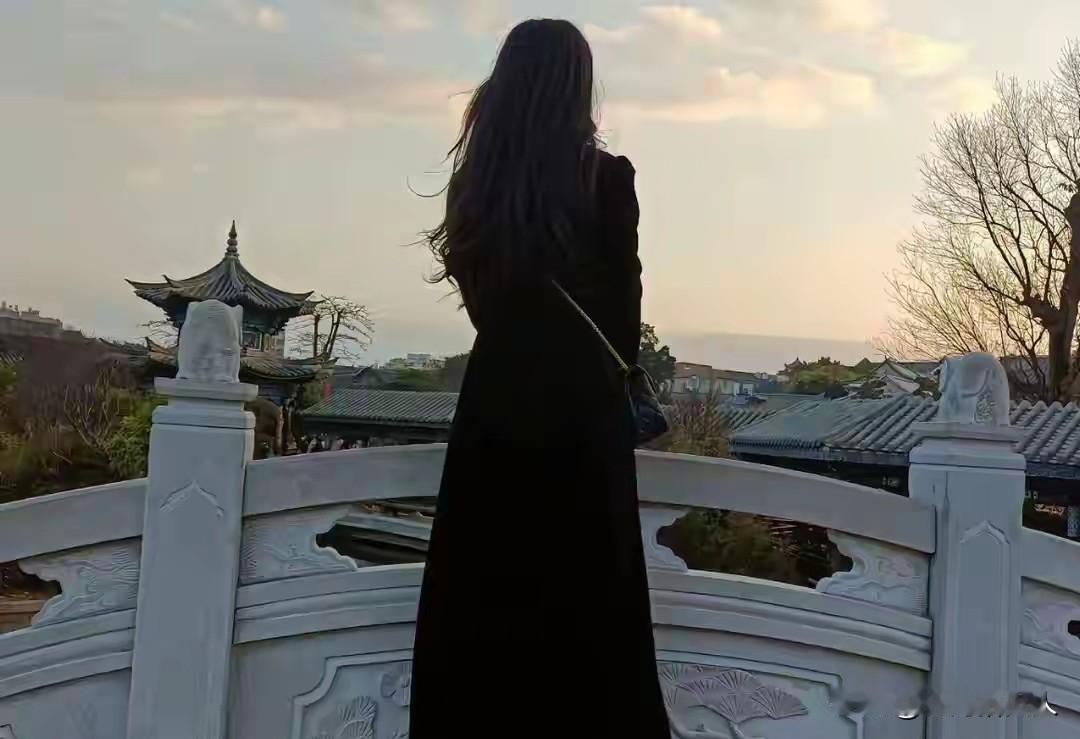 坚强，是一个女人最深的铠甲
 

女人这一生，最顶级的底气，从不是颜值，不是婚姻