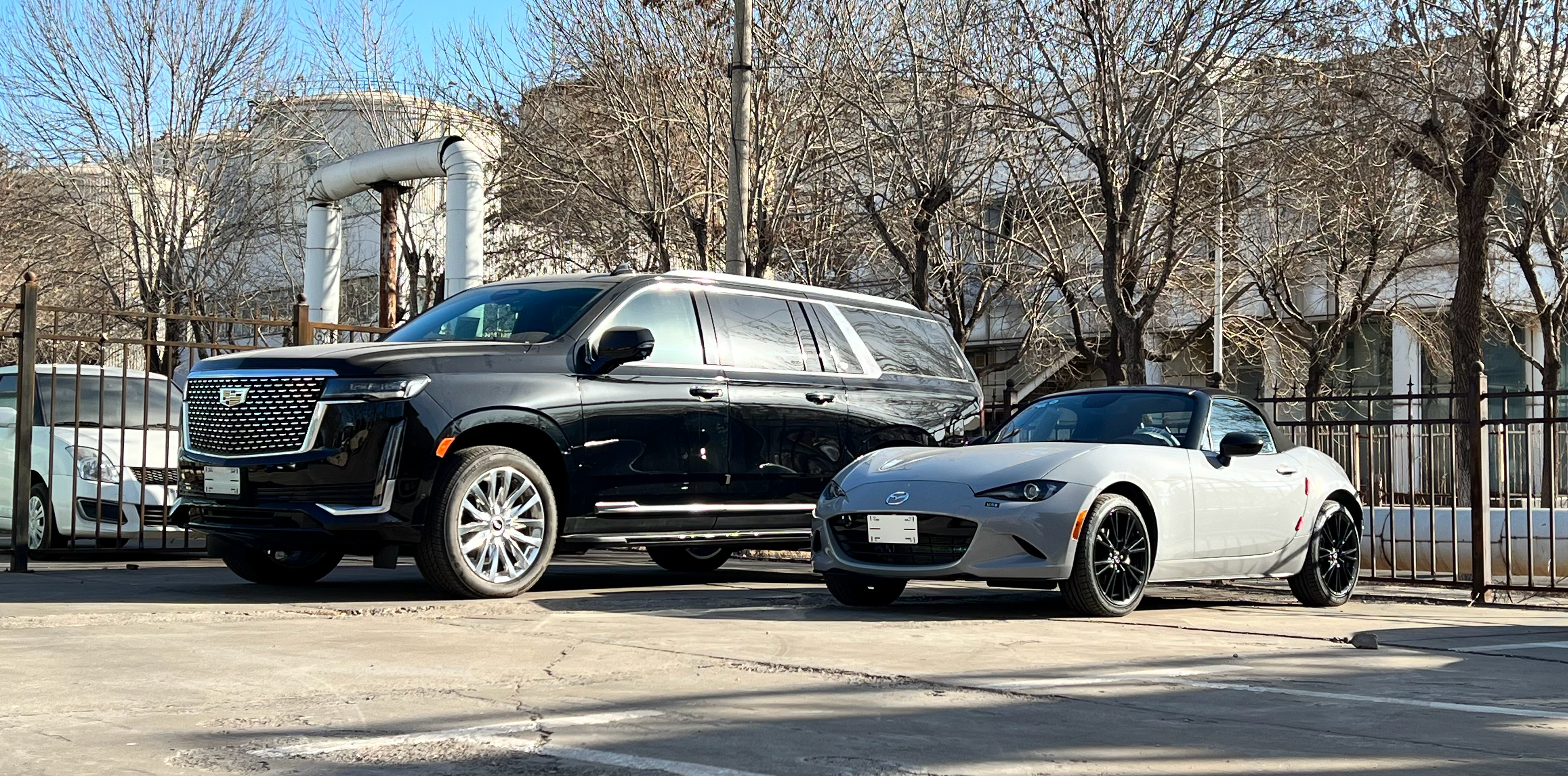 今天交付，凯雷德加长版和MX-5大老黑和小灰灰 天津·中国天津自由贸易试验区