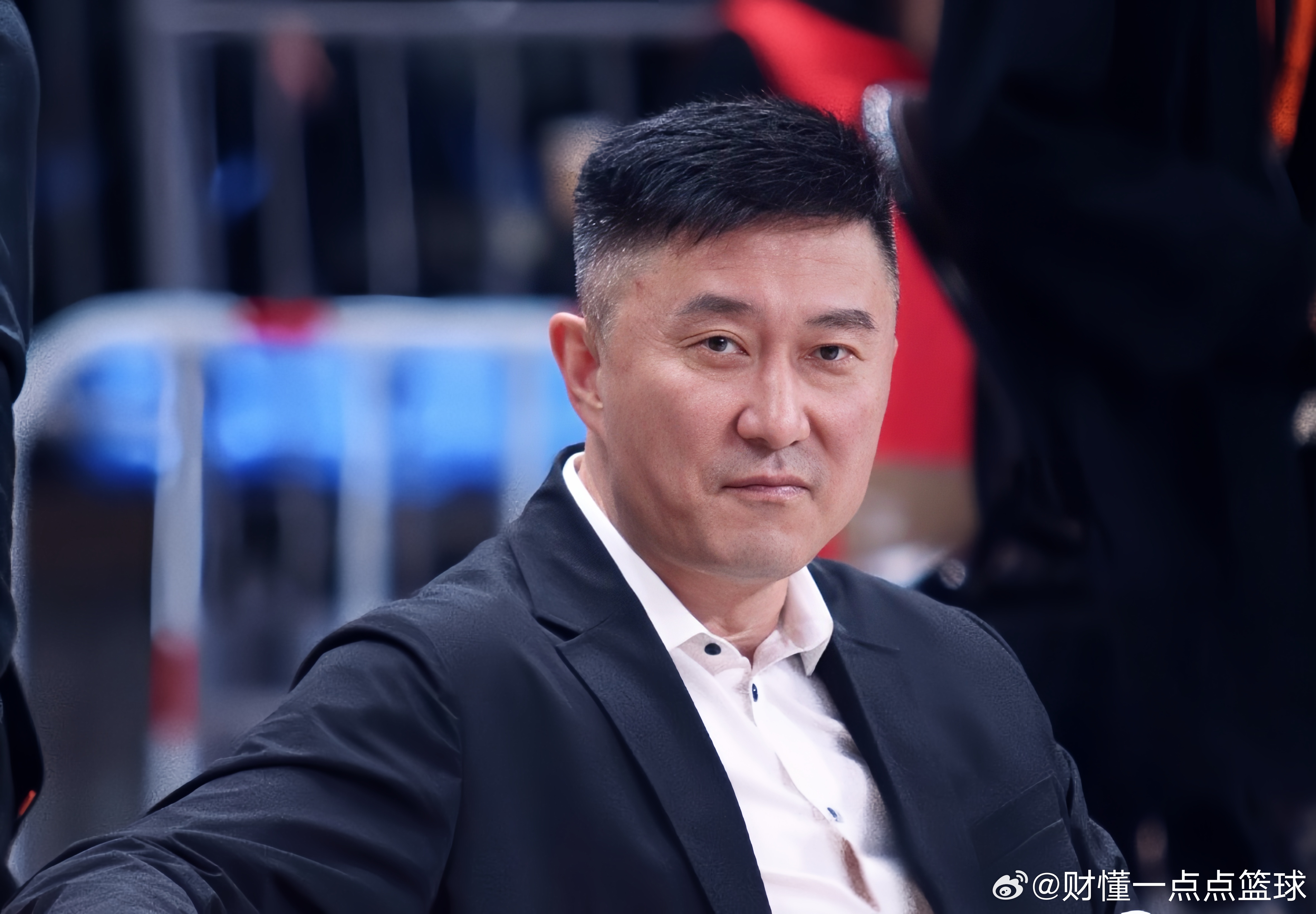 今天是杜锋指导的生日，祝杜锋生日快乐！告别广东宏远主教练席位之后，很多球迷依然会