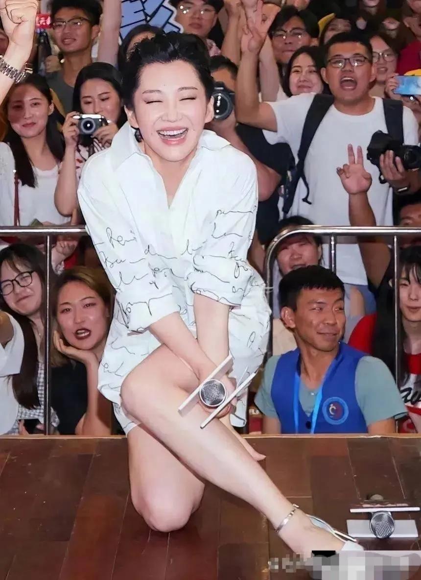 许晴69年出生，今年55岁。难能可贵的是年近六旬的她始终保有一颗少女的心。

许