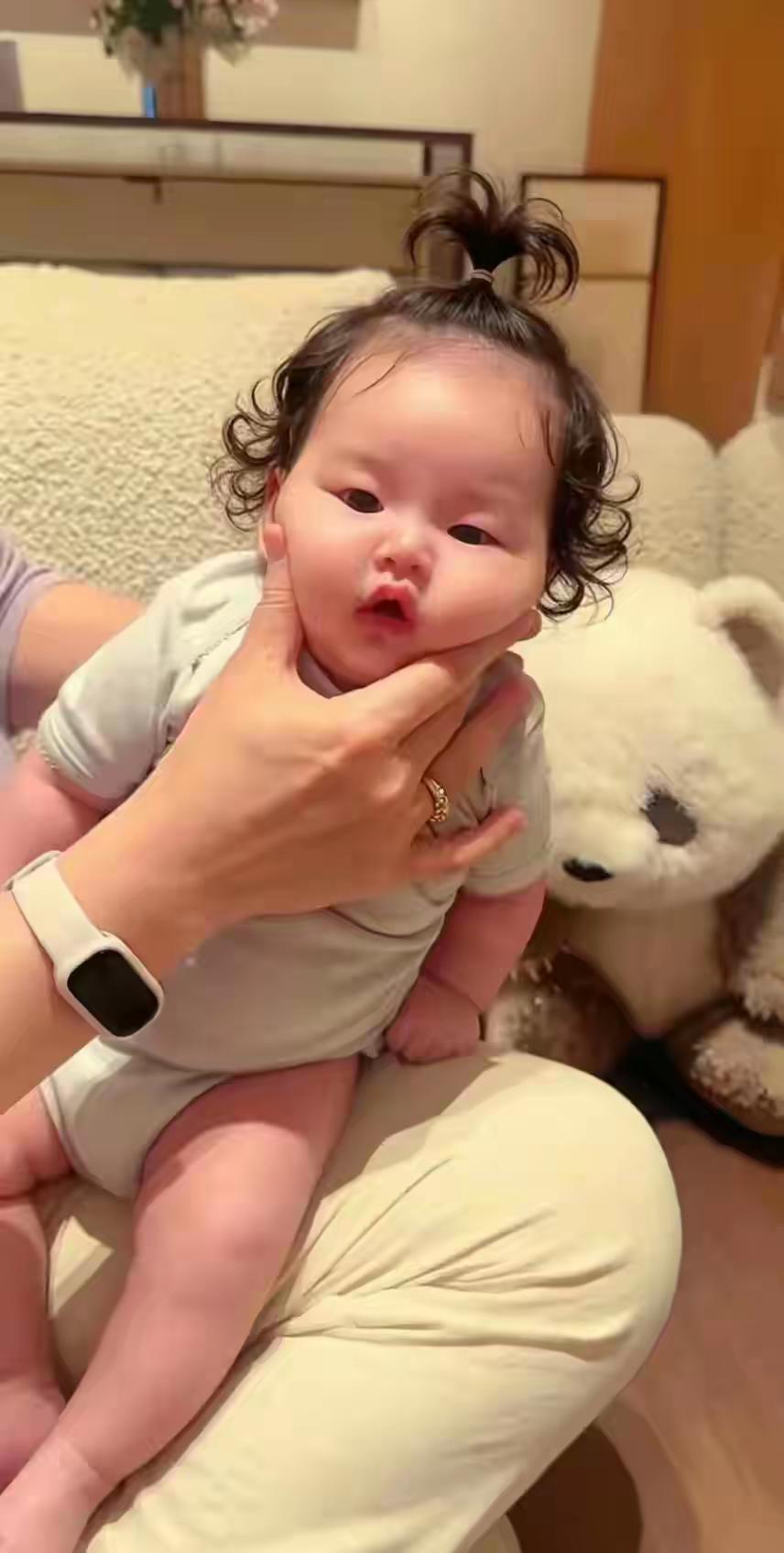 网友AI了马筱梅的儿子小汪宝的头发把他变成了小女孩，粉丝看到后纷纷喊话马筱梅追生